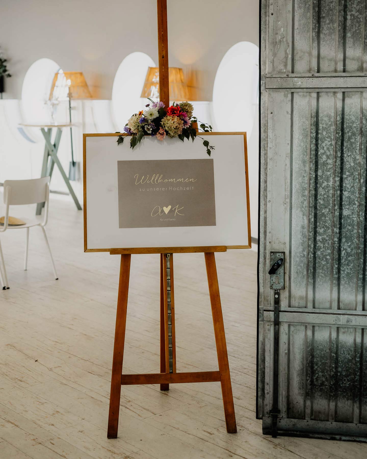 Willkommensschild im Kraftpapier-Look auf einer Staffelei begrüßt die Hochzeitsgäste
