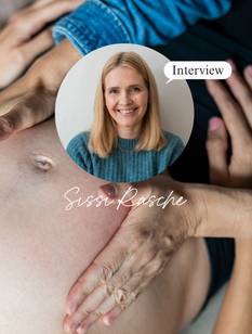 Hebamme Sissi Rasche tastet den Bauch einer schwangeren Frau ab