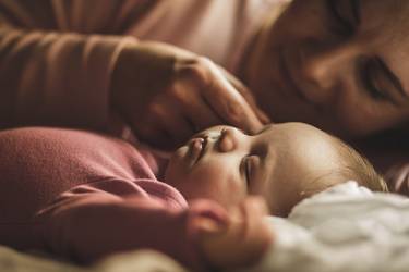 Mutter küsst ihr kleines Mädchen mit türkischem Mädchennamen