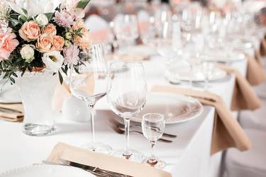 gedeckte Hochzeitstafel in zarten rosa-beige Tönen 