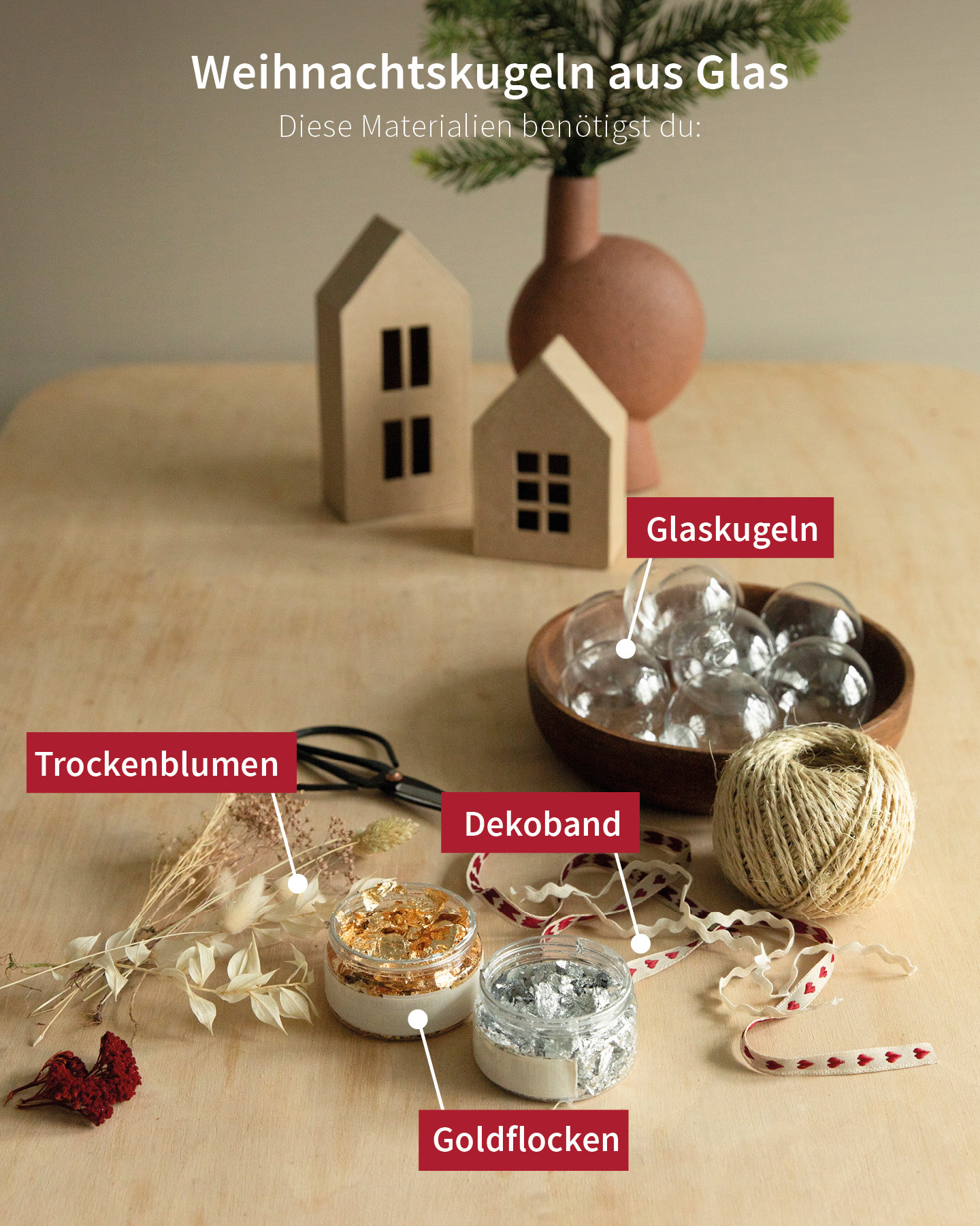 Weihnachtsdeko Basteln: Auf einem Tisch liegen die Materialien um Weihnachtskugeln aus Glas zu befüllen.