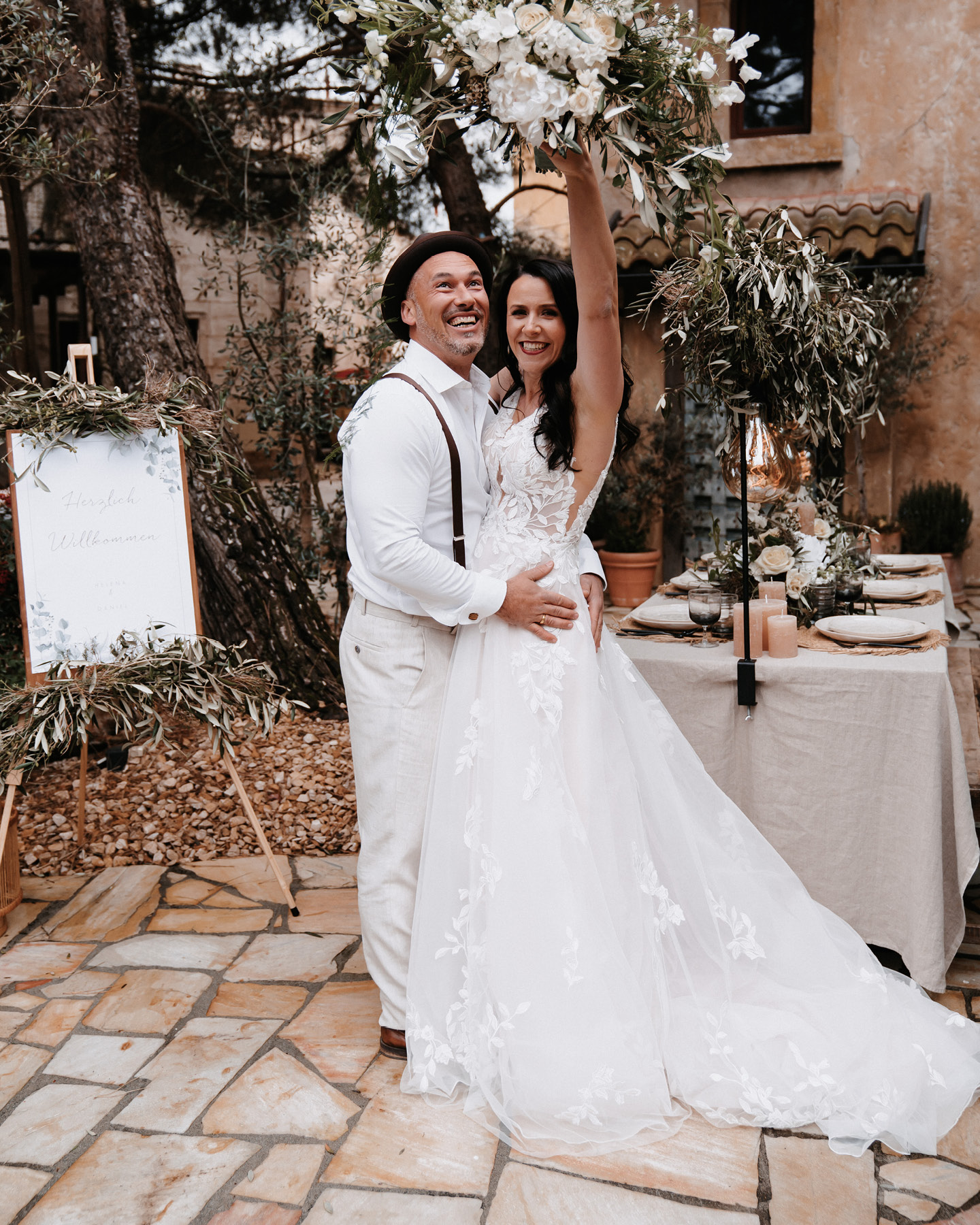 Ausgelassenes, frisch getrautes Paar auf einer schönen Terrasse