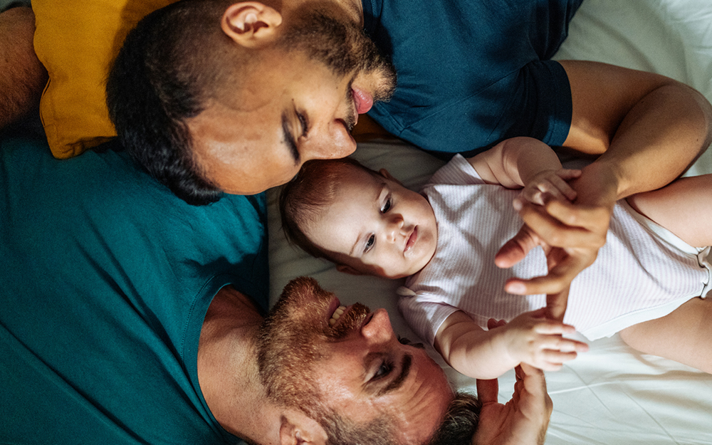 Eltern mit ihrem Baby auf dem Arm in der Küche