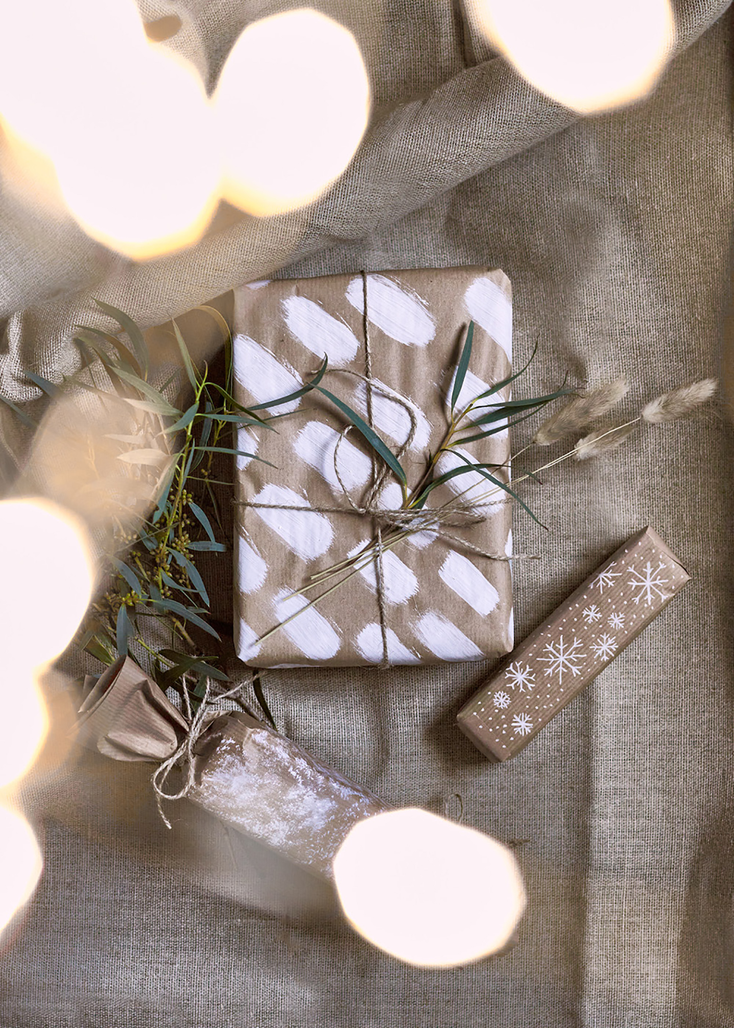 Liebevoll bemalte Geschenke: DIY Geschenkverpackung basteln Endergebnis.