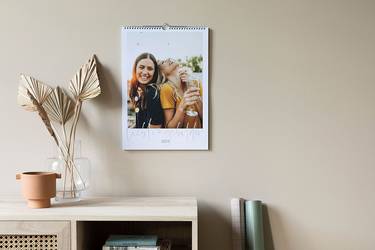 Fotokalender mit Erinnerungsbildern hängt an der Wand.