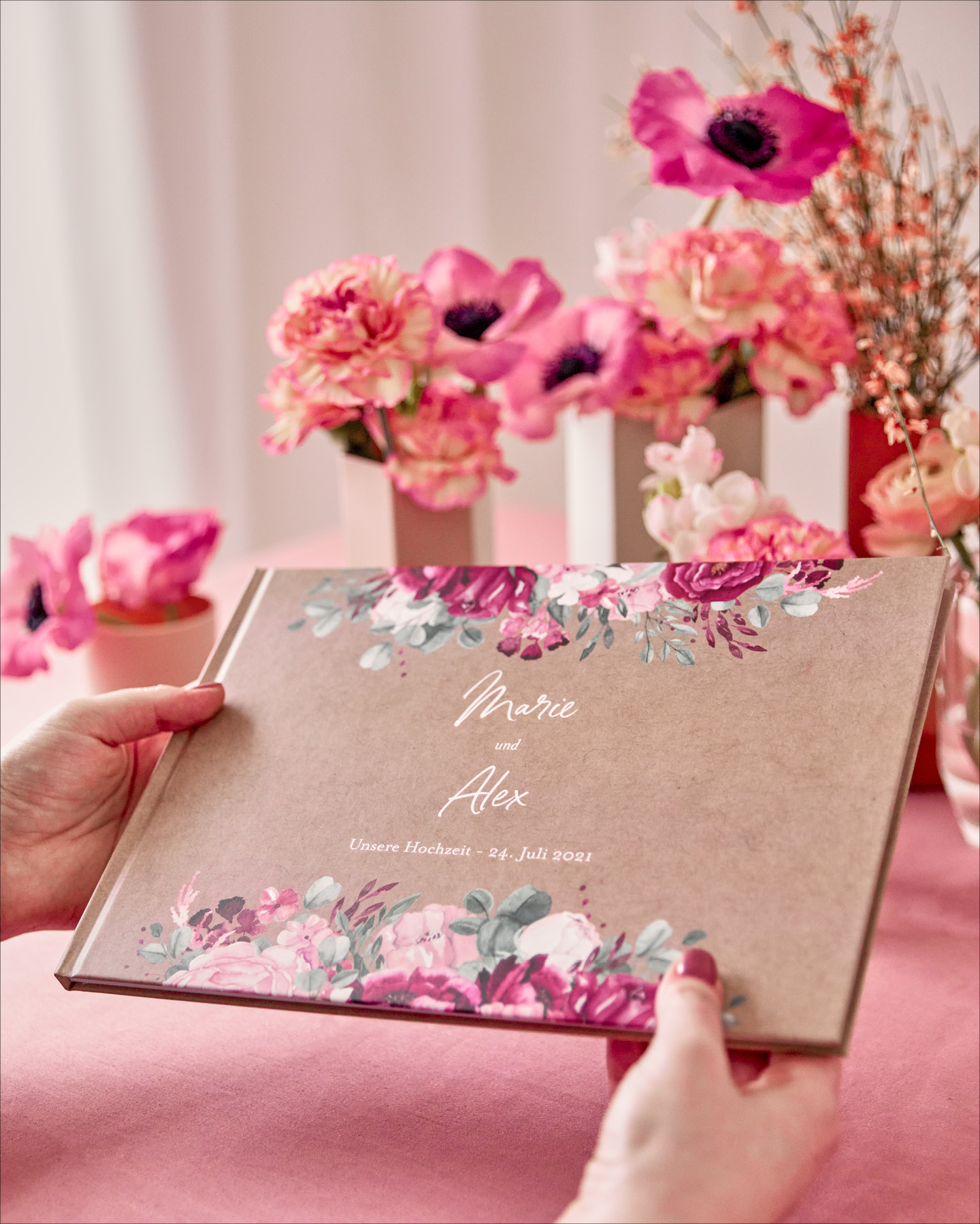 Hochzeitsgästebuch im Kraftpapierlook mit floralem Design