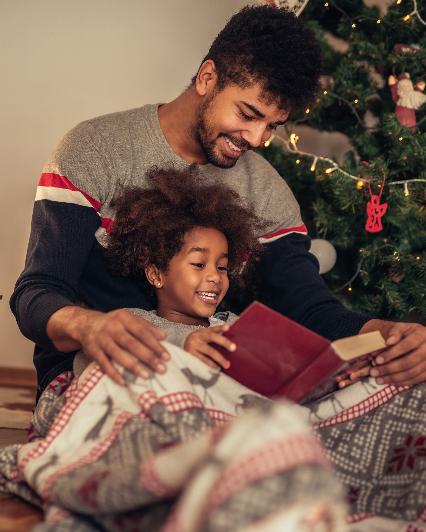 Advent mit Kindern: Vater liest Tochter vor