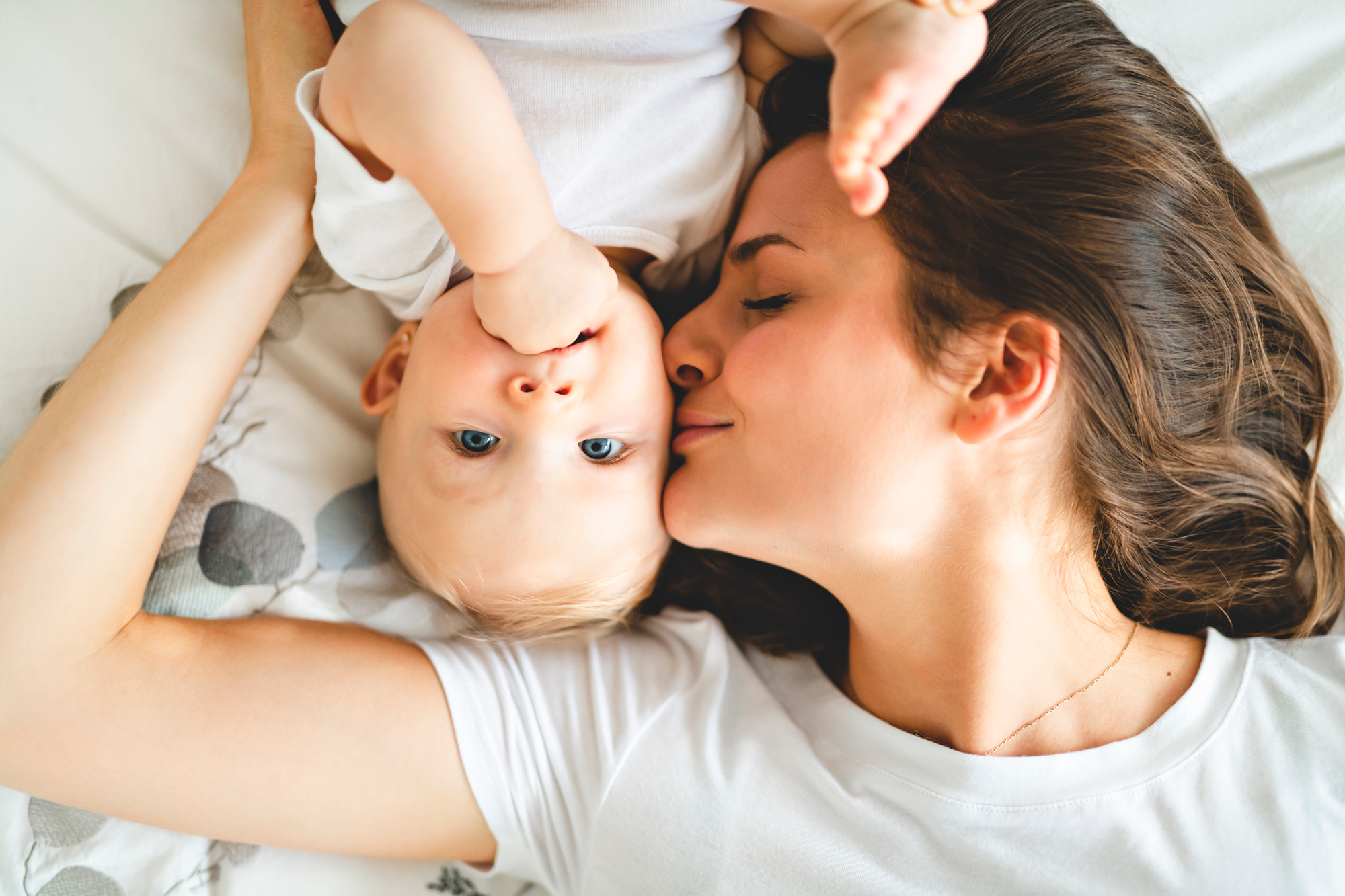 Junge Mutter kuschelt mit Baby