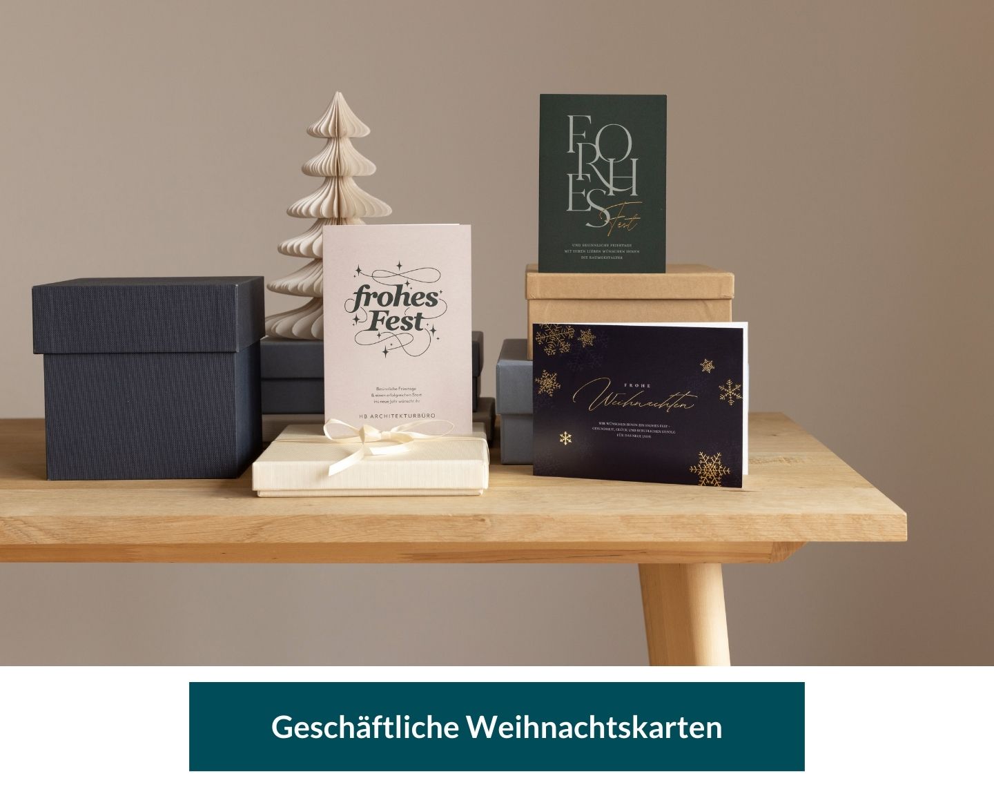 Geschäftliche Weihnachtskarten auf einem Schreibtisch mit Deko