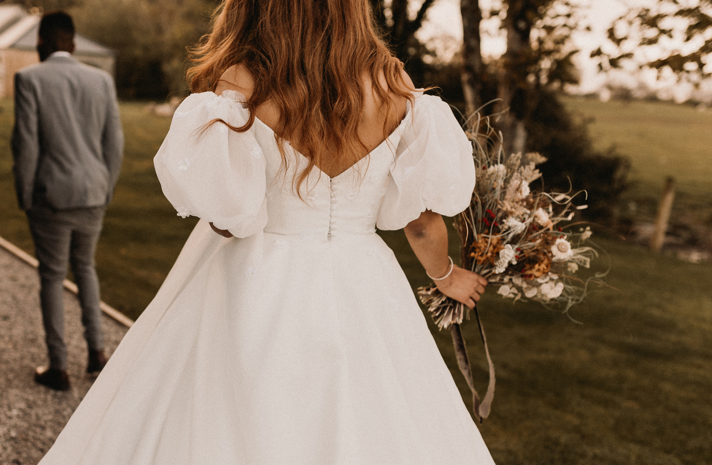 Braut im Regency-Kleid in Rückenansicht