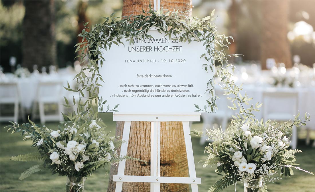 Willkommensschild mit Corona Regeln für die Hochzeit