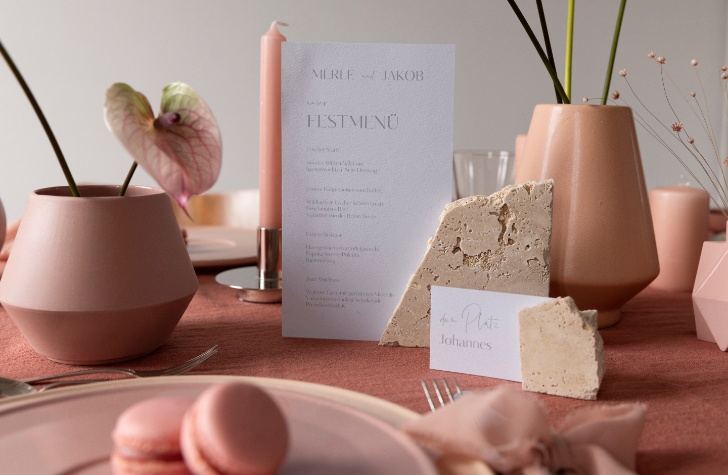 Trendige Hochzeitsdeko selber machen. Tischkarte mit Naturstein als Halterung.