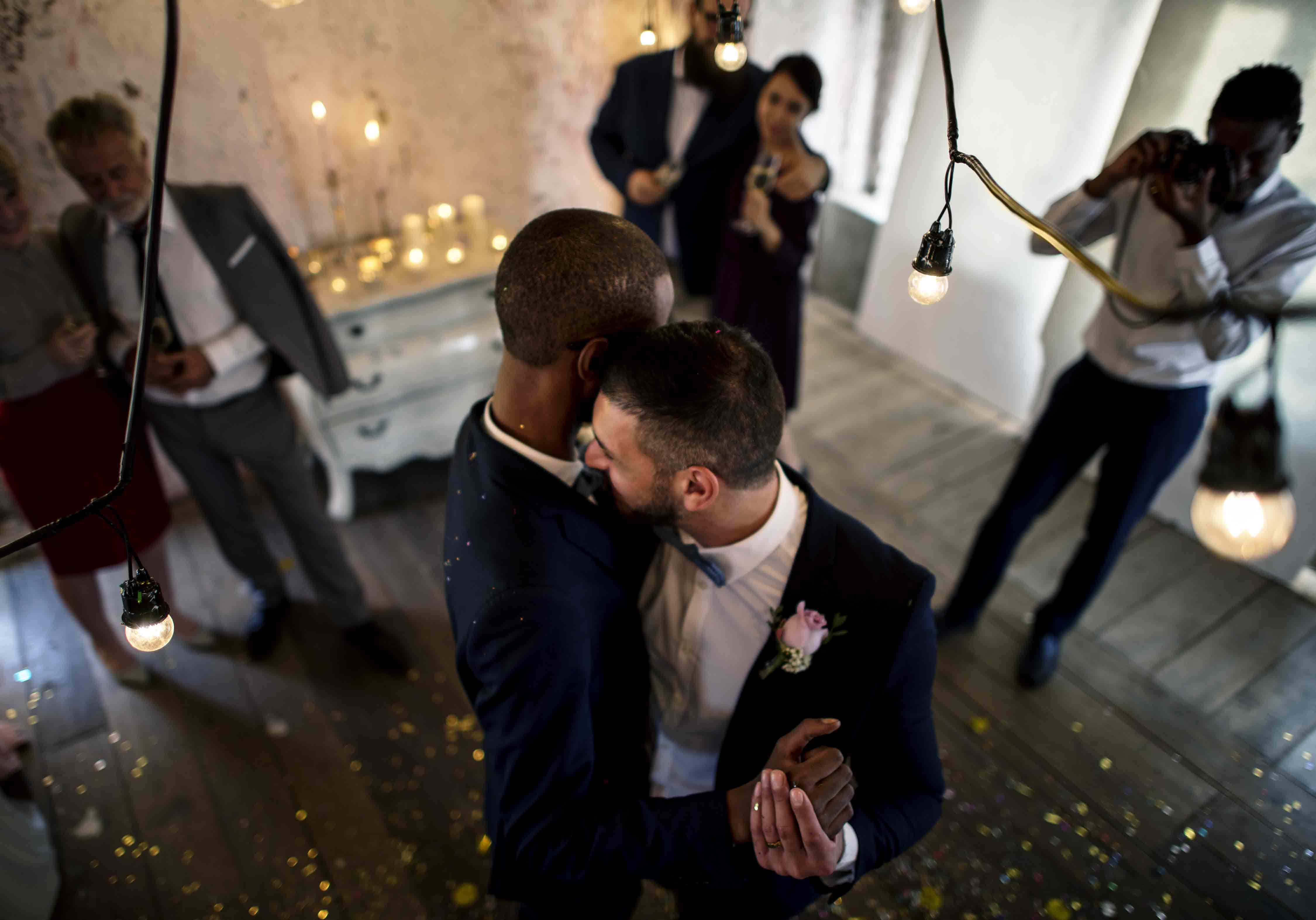 Homosexuelles Paar tanzt auf Hochzeit