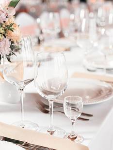 gedeckte Hochzeitstafel in zarten rosa-beige Tönen 