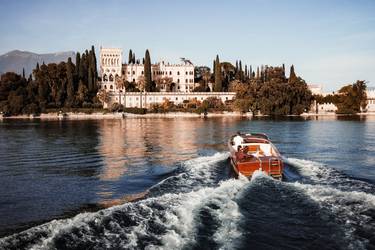 Hochzeitspaar wird in kleinem Motorboot zur Isola del Garda gefahren