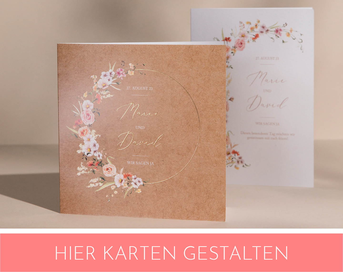 Schöne Hochzeitseinladung steht auf einem Tisch