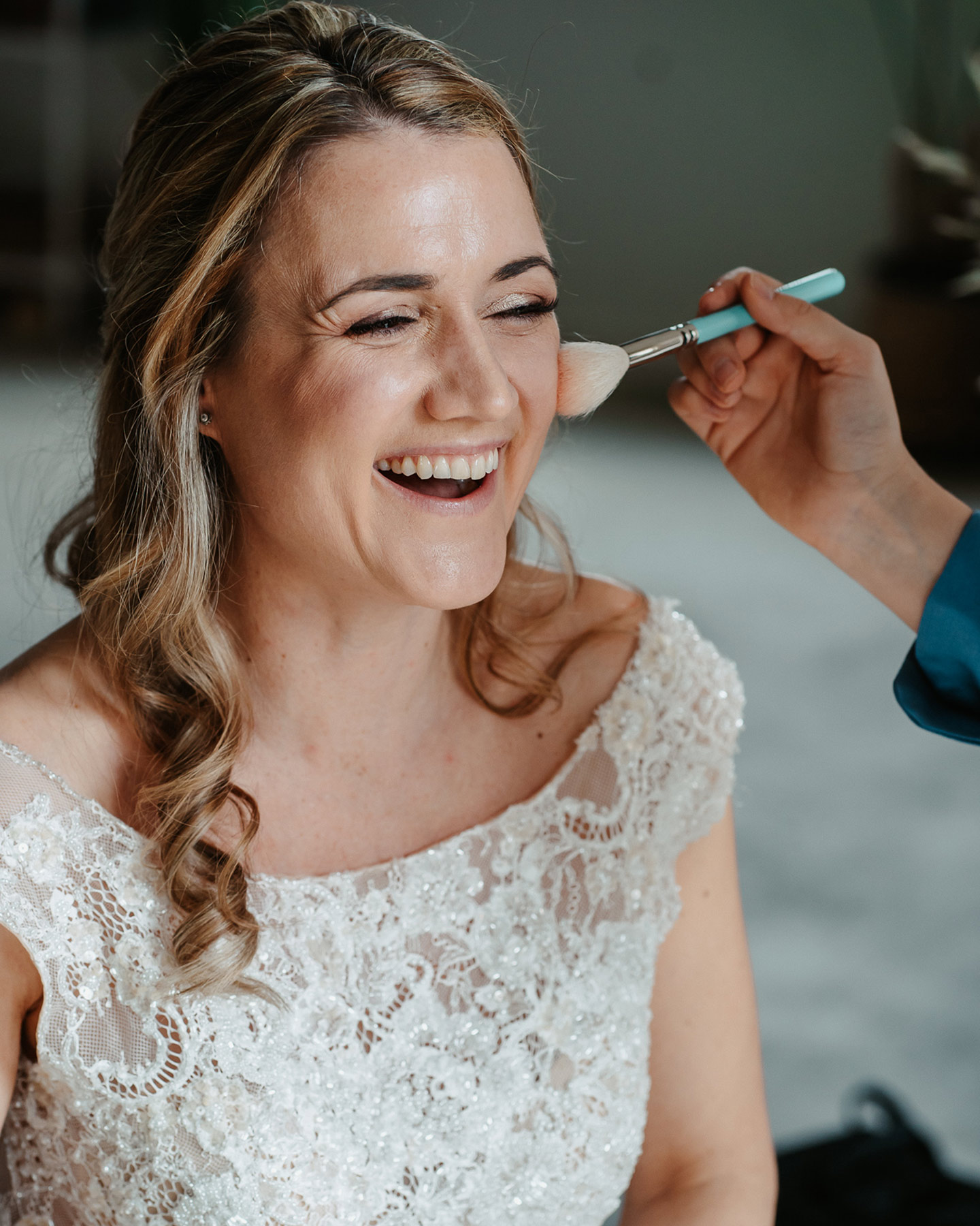 Vor der Hochzeit macht sich die Braut in Ruhe fertig und wird geschminkt.