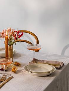 Festtafel zur Taufe mit bunten Blumen.