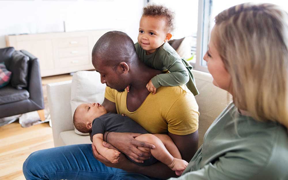 Eltern schauen zärtlich auf Baby