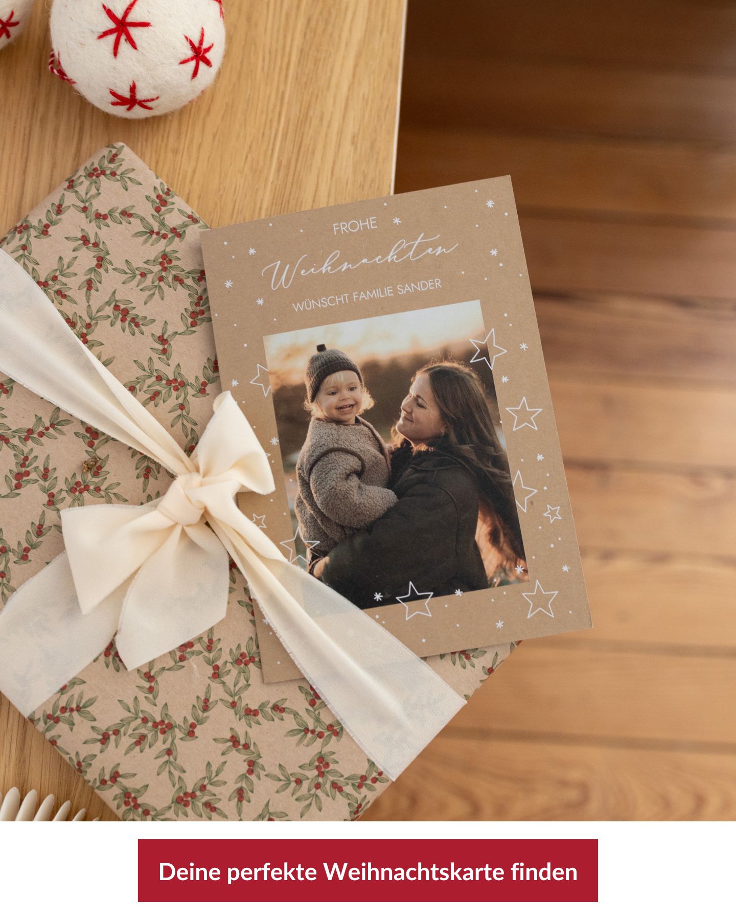 Unterschiedliche Weihnachtskarten liegen auf dem Tisch.