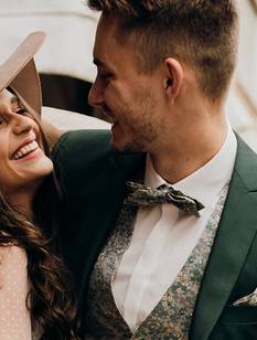 Glücklich lachendes Hochzeitspaar