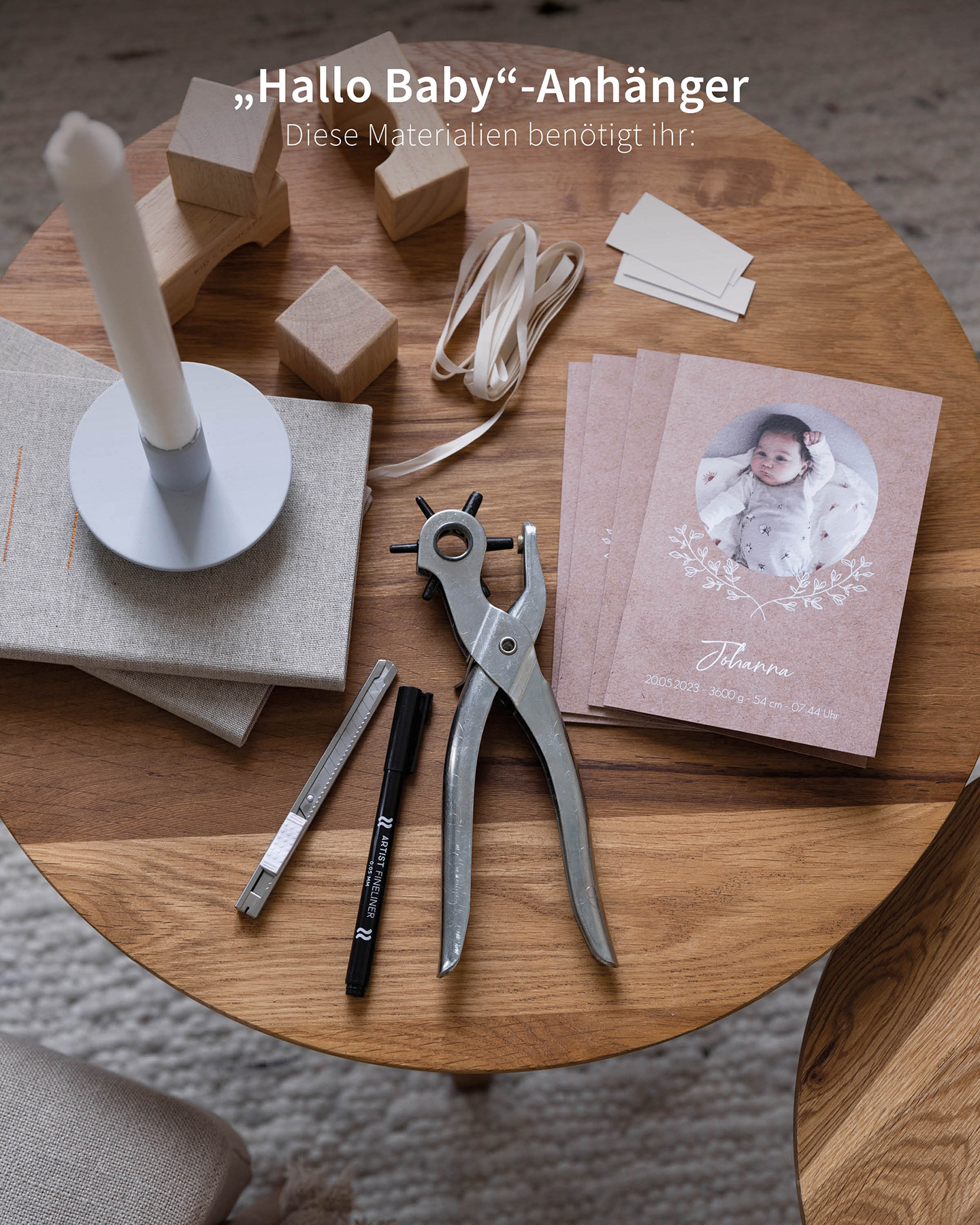 DIY Geburtskarte basteln. Materialien als Übersicht auf dem Tisch liegend. 