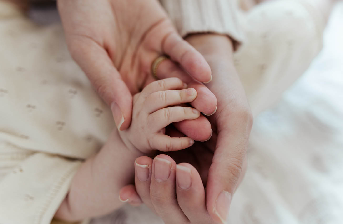 Hände Mutter mit Baby