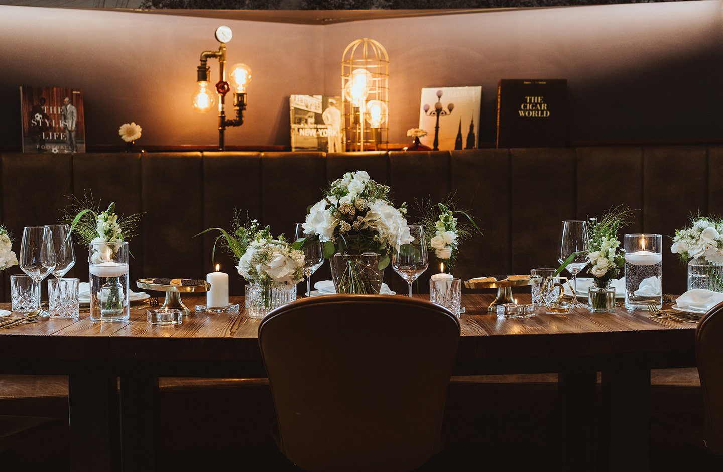 Hochzeitslocation von Innen: Der Hochzeitstisch im Restaurant der Feier