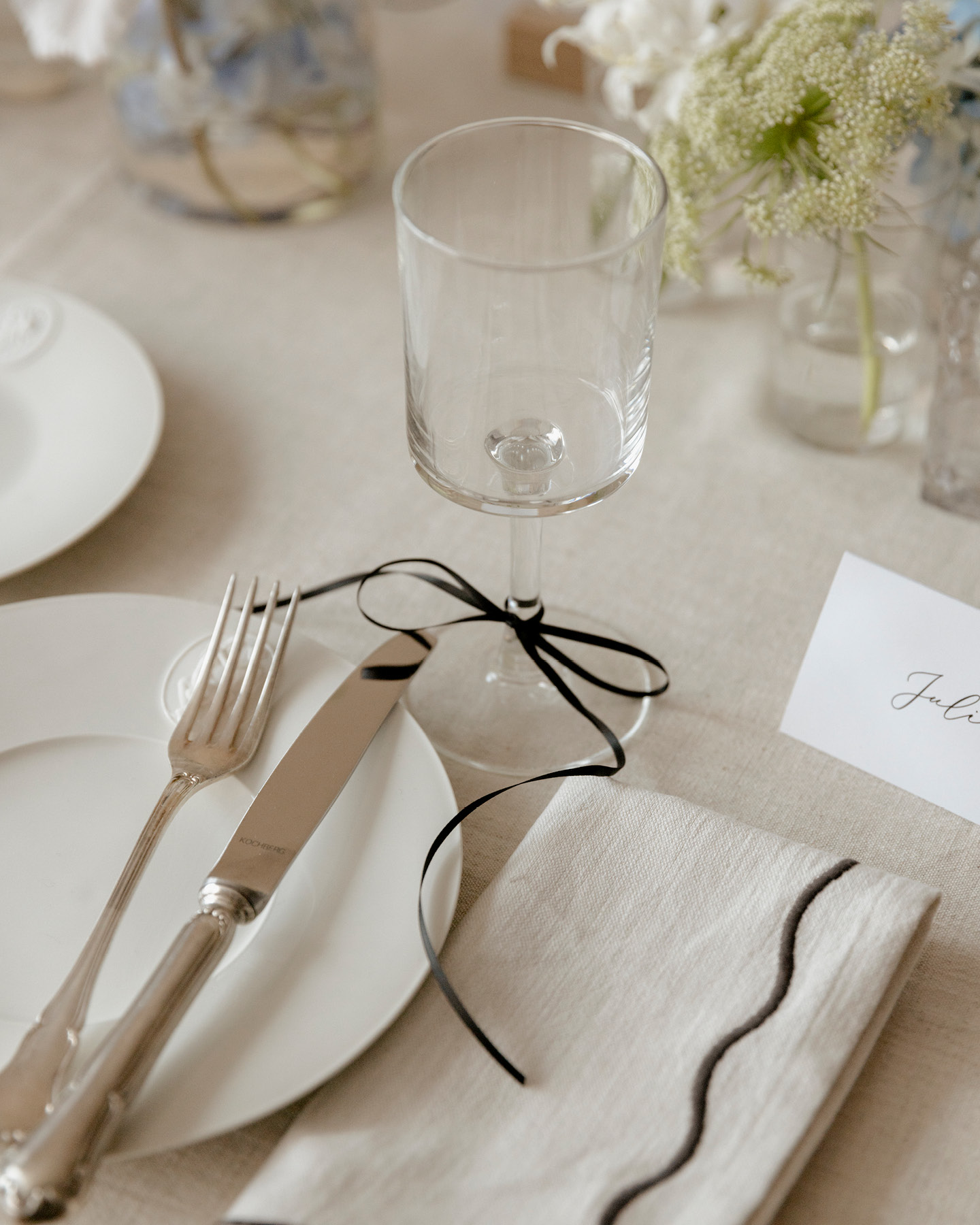 Weinglas mit Schleife auf  Hochzeitstafel