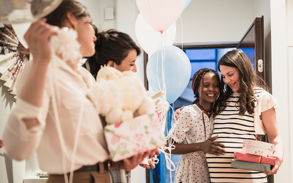 Schwangere wird auf Baby Shower überrascht