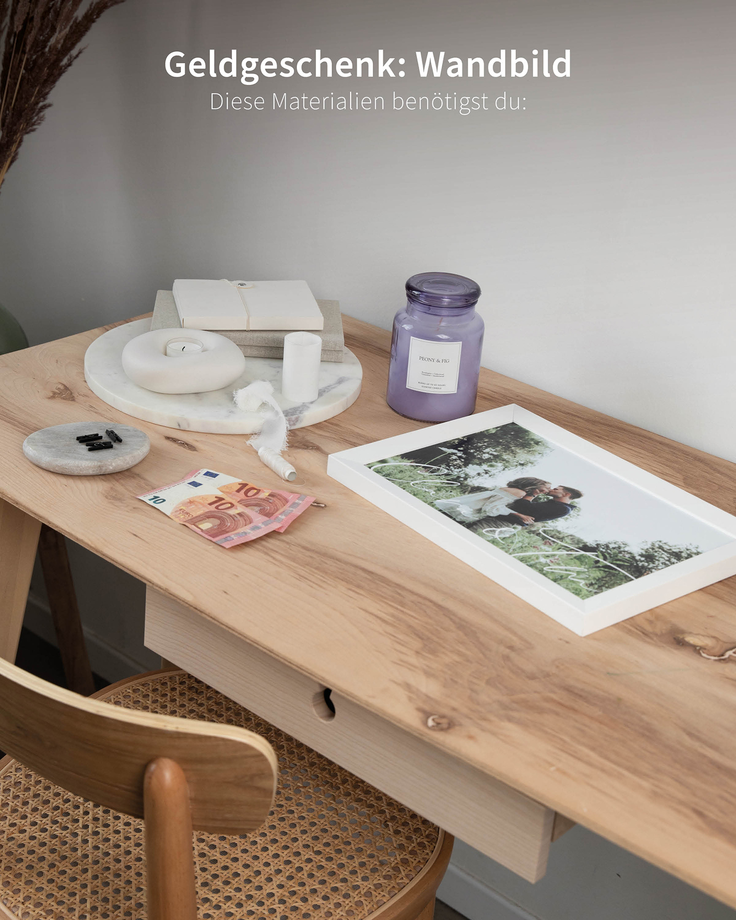 Wandbild als Geldgeschenk zur Hochzeit basteln. Materialien auf dem Tisch.