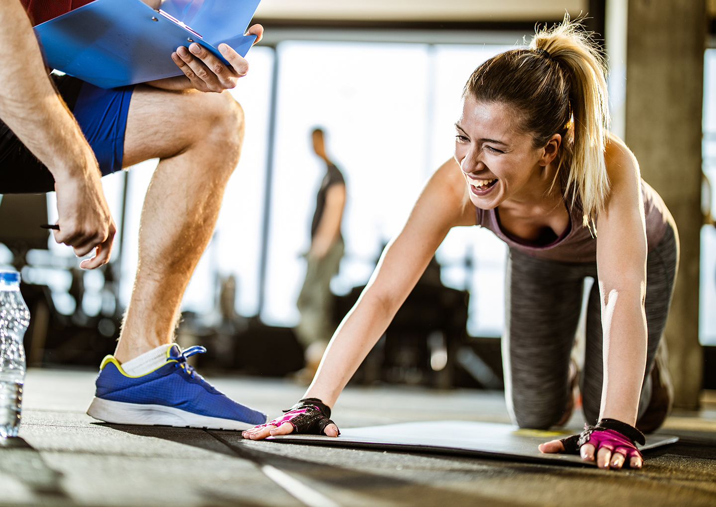 Junge Frau trainiert mit Personal Coach