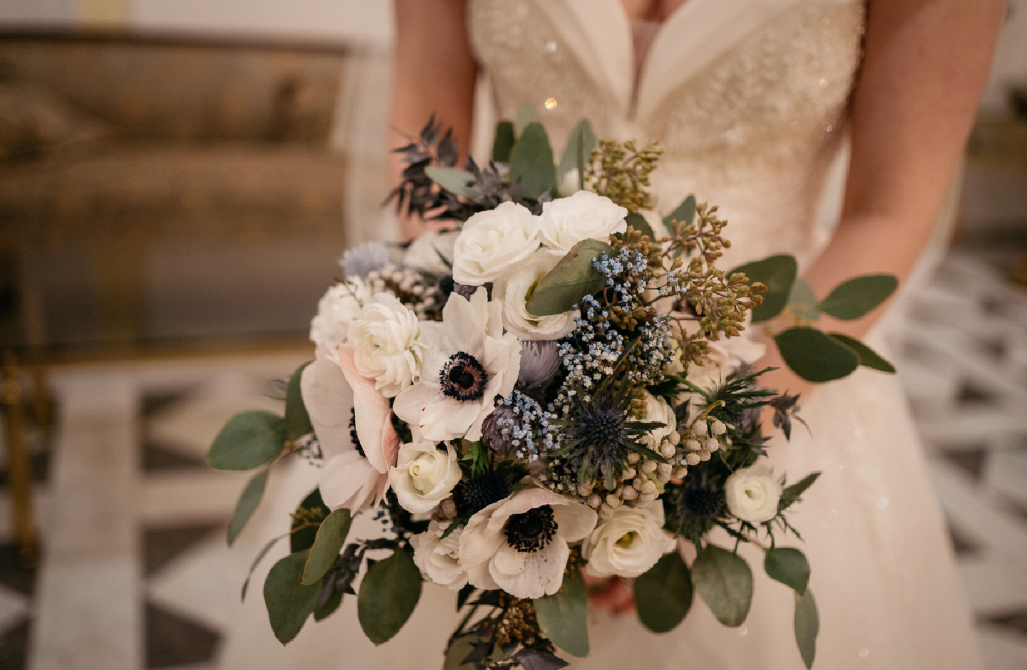 Brautstrauß mit Anemonen, Ranunkeln und Rosen in Weiß