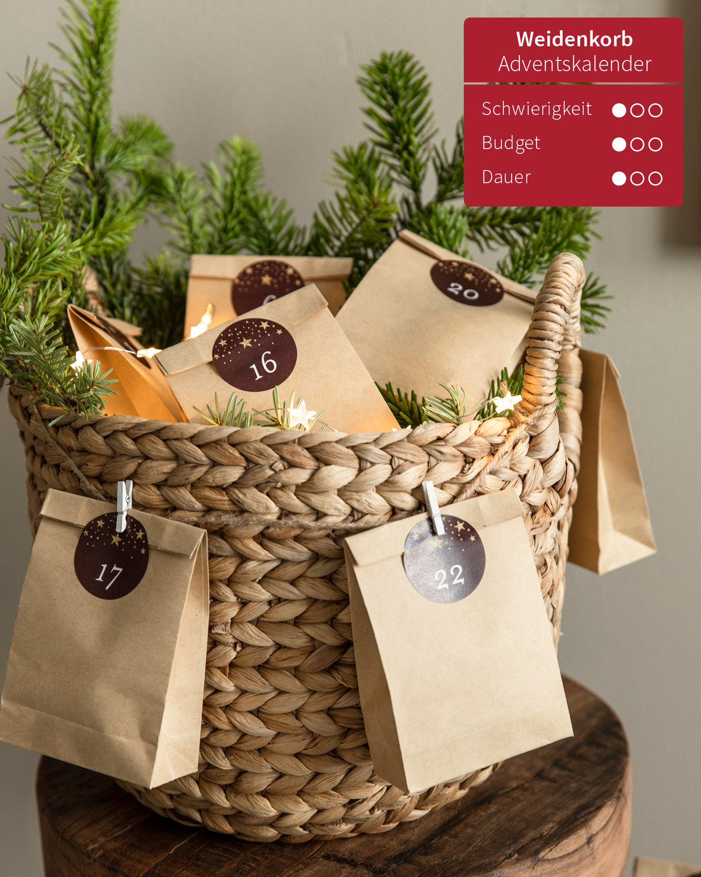 Weidenkorb gefüllt mit kleinen Tüten und Tannenzweigen ist ein selbst gemachter Adventskalender.