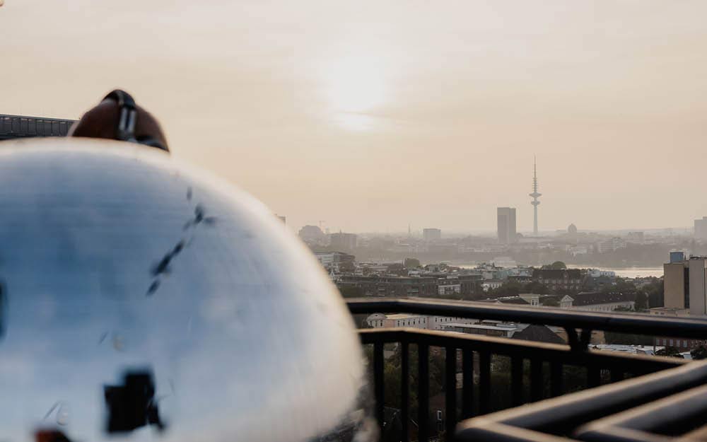 Blick über Hamburg von einer Dachterrasse mit Blick auf den Fernsehturm