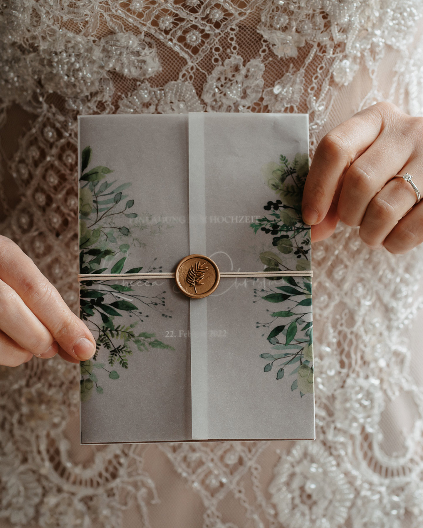 Die Hochzeitseinladung vereint die Stile rustikal und greenery. Geschmückt ist die Hochzeitseinladung mit einem goldenen Wachsiegel. 