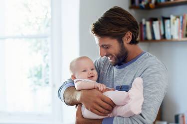 Vater hält kleine Tochter im Arm