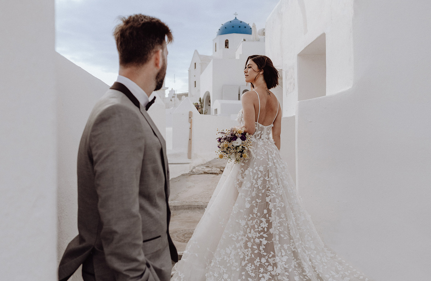 Das Hochzeitspaar in den Gassen der malerischen Dörfer Santorinis 