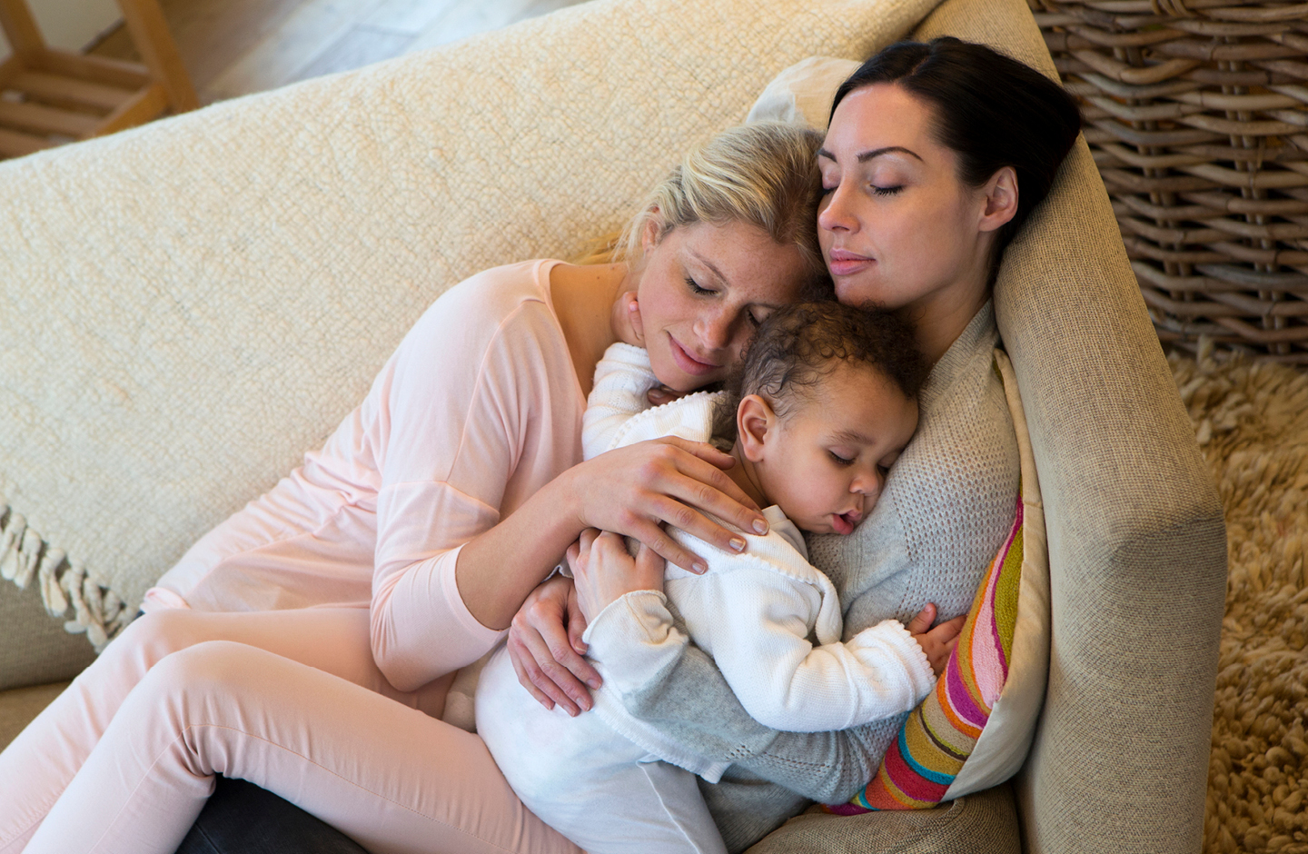 Zwei Frauen kuscheln mit Baby