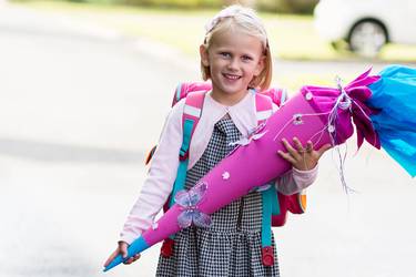 Mädchen präsentiert stolz ihre Schultüte.