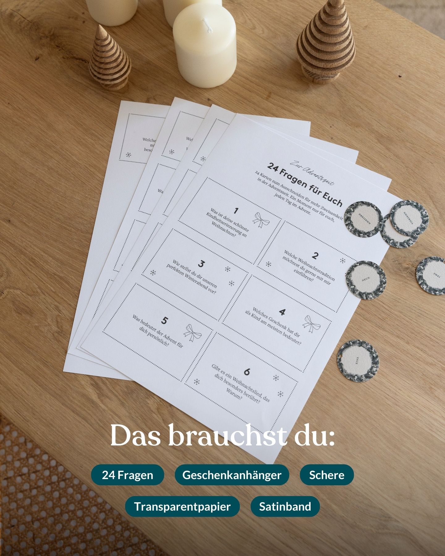 Selbst gemachter Adventskalender für 24 Paar-Fragen liegt auf einem Holztisch.