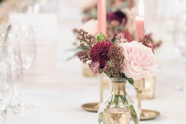 Festliche Blumen-Tischdekoration zur Hochzeit.