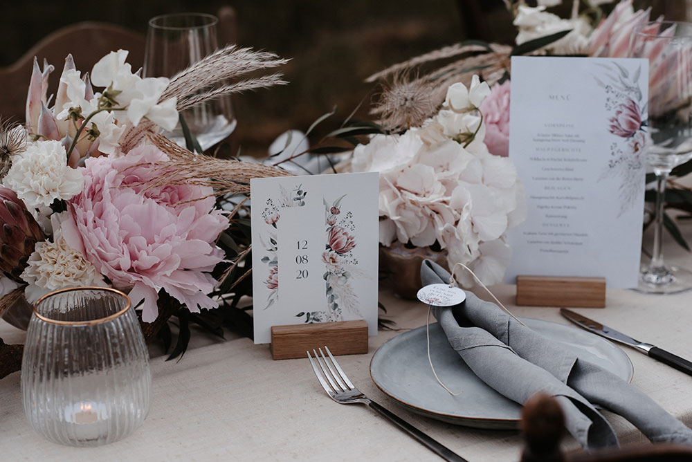 Boho Hochzeitspapeterie mit Pampas & Peony Illustrationen setzt die Bohohochzeitstafel perfekt in Szene