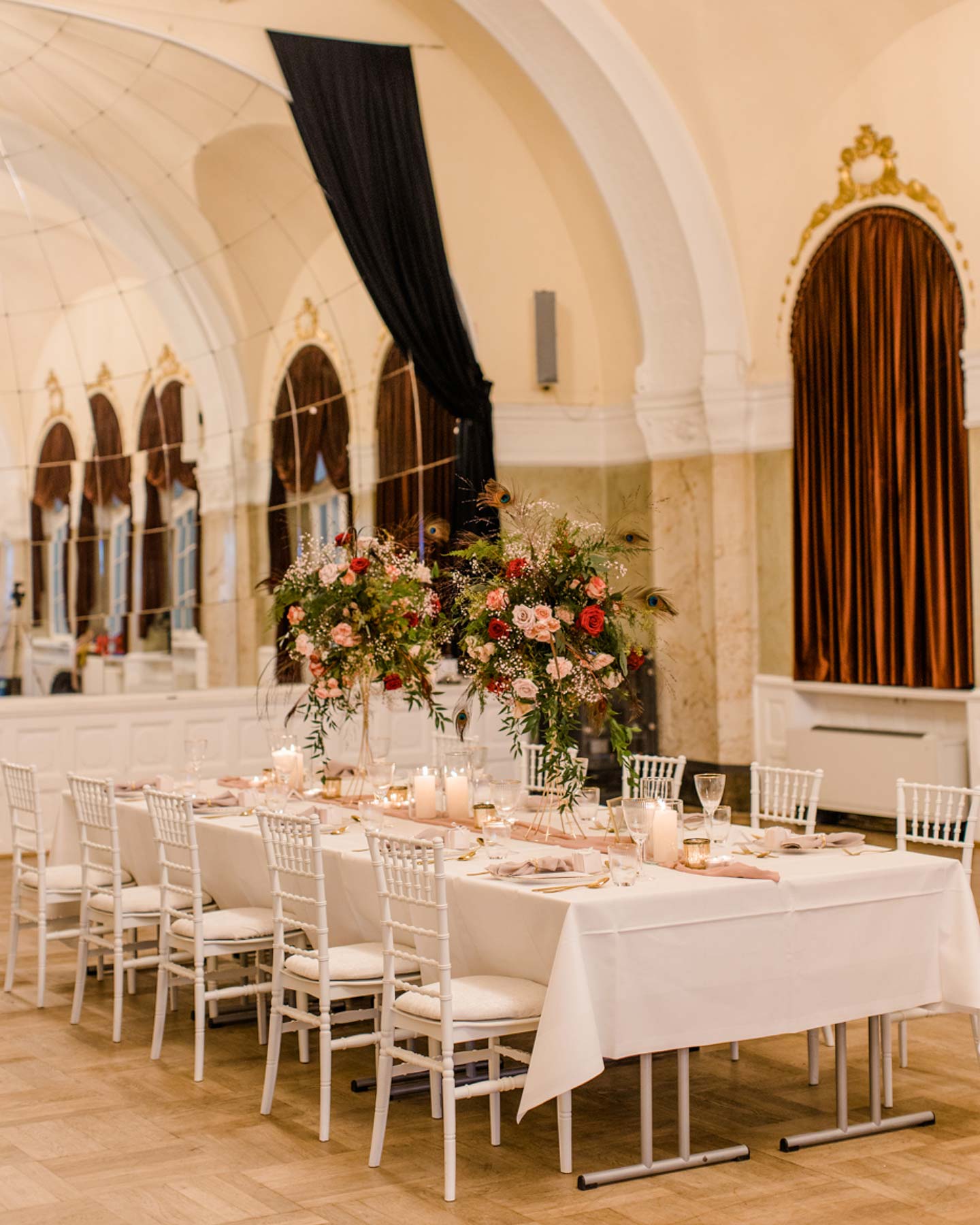 Hochzeitstafel im Modern Romantic Look im Rot und Rosa.Tönen