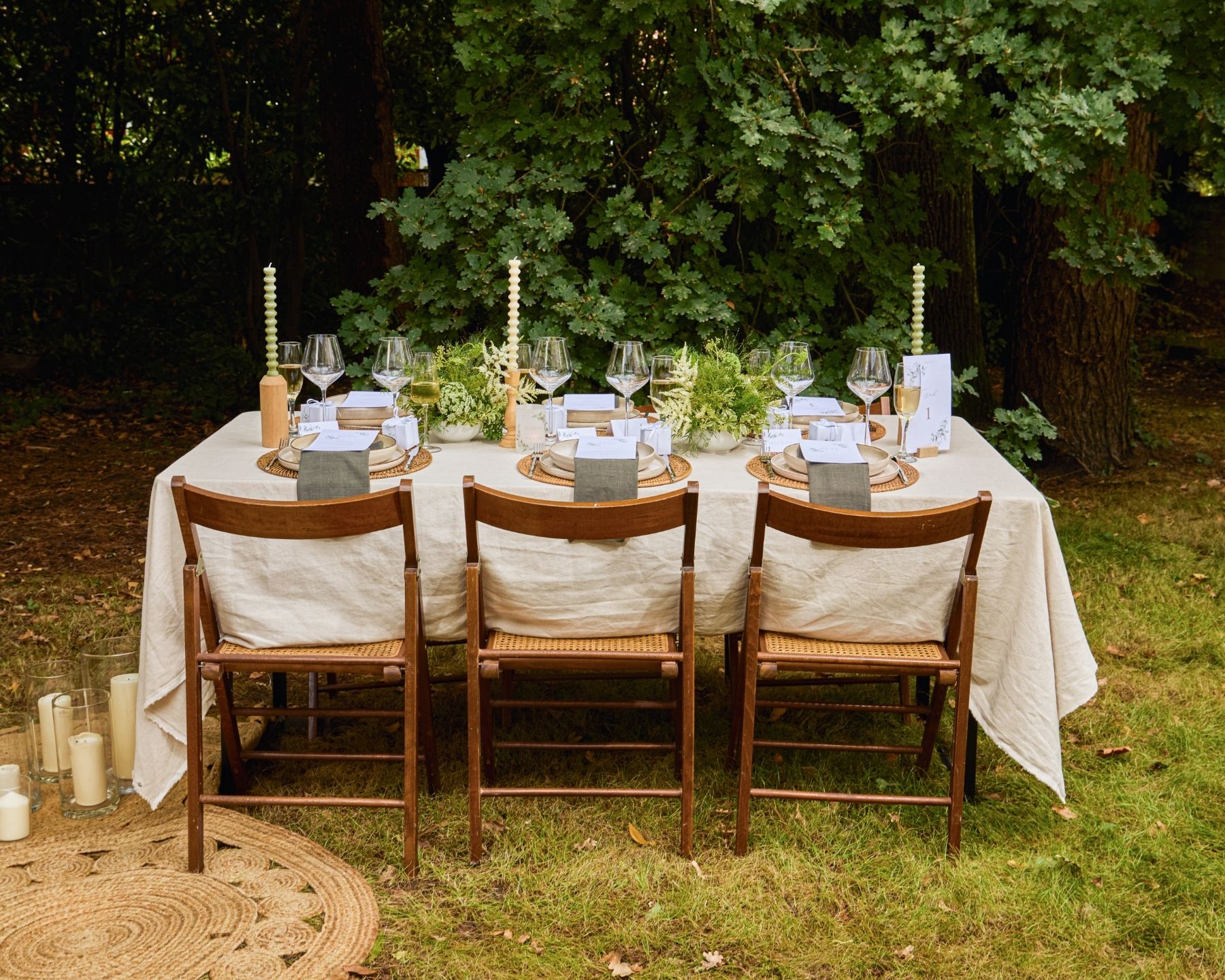 Hochzeitstisch im Freien im Greenery-Stil gedecktt