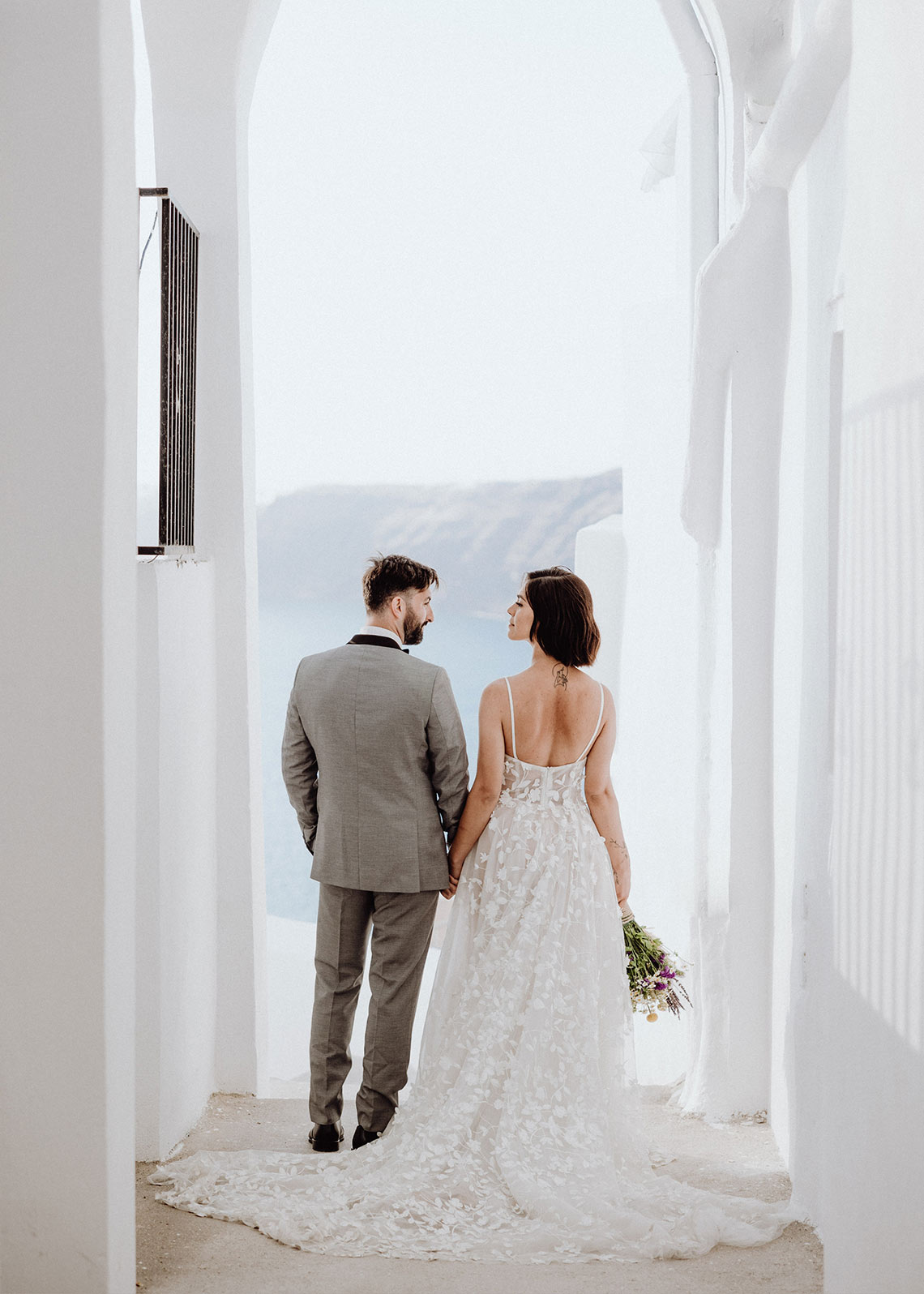 Das Brautpaar läuft durch die Gassen Santorinis