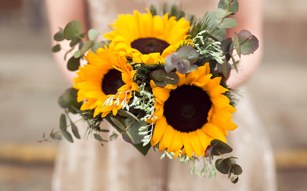 Romantischer Sommer-Brautstrauß mit Sonnenblumen